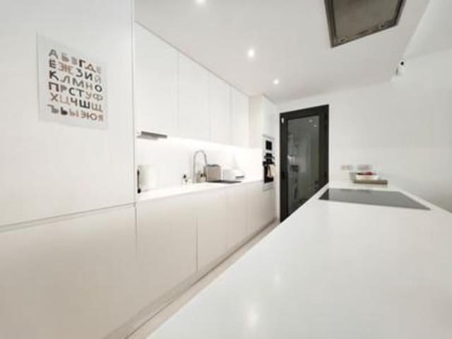Apartamento de 3 habitaciones en Nueva Atalaya, Estepona en venta con piscina - 799.000 € (Ref: 8923405)