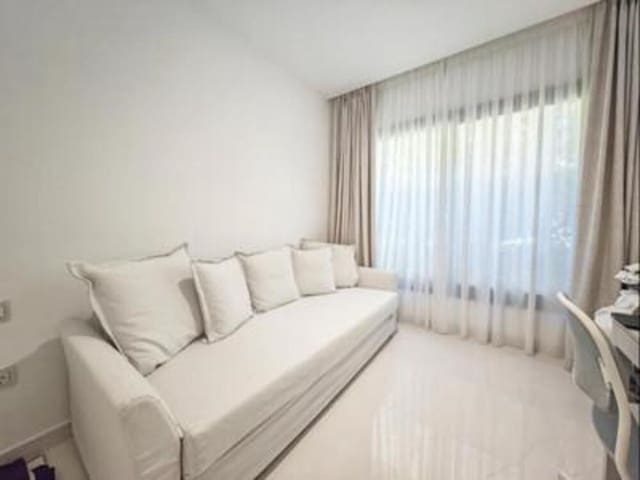 Apartamento de 3 habitaciones en Nueva Atalaya, Estepona en venta con piscina - 799.000 € (Ref: 8923405)