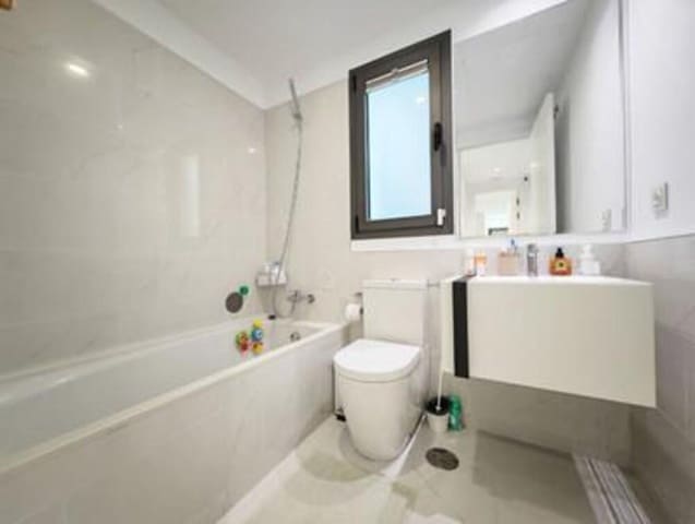 Apartamento de 3 habitaciones en Nueva Atalaya, Estepona en venta con piscina - 799.000 € (Ref: 8923405)