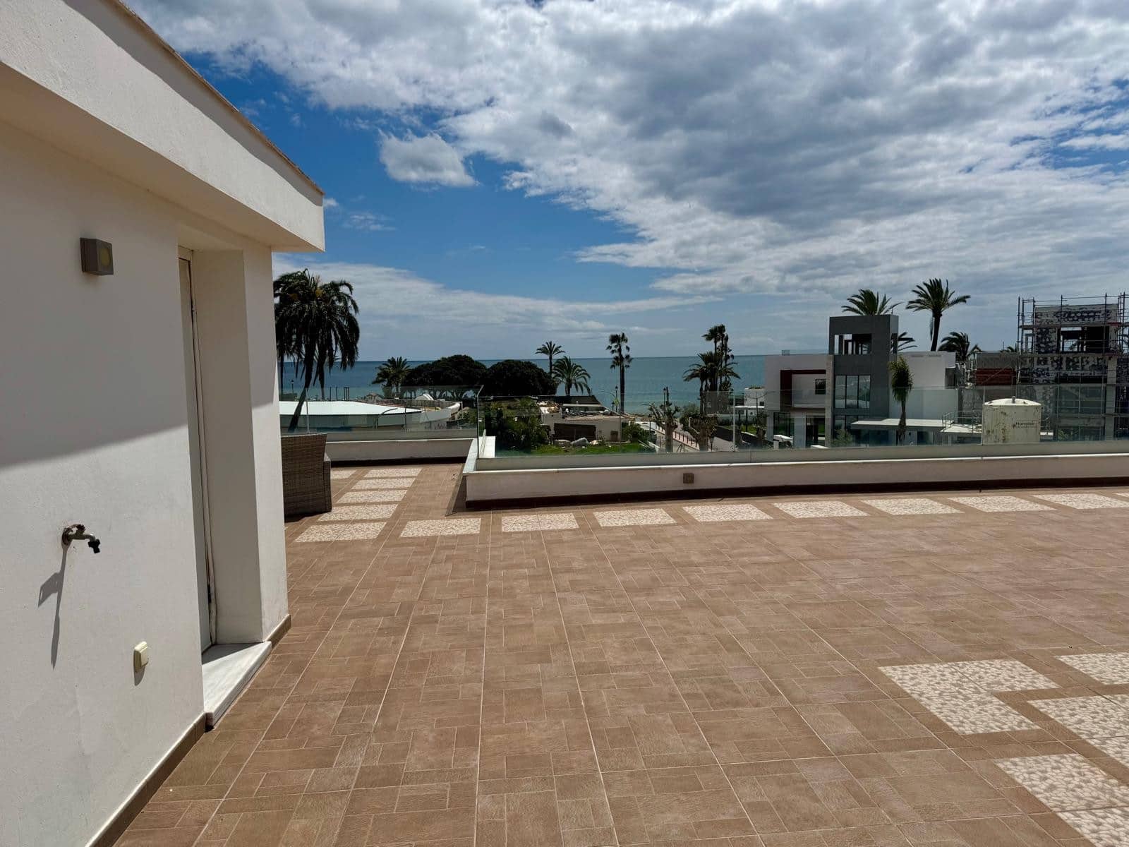 6 slaapkamer Villa voor vakantieverhuur in San Pedro de Alcantara met zwembad garage - € 10.000 (Ref: 8931790)