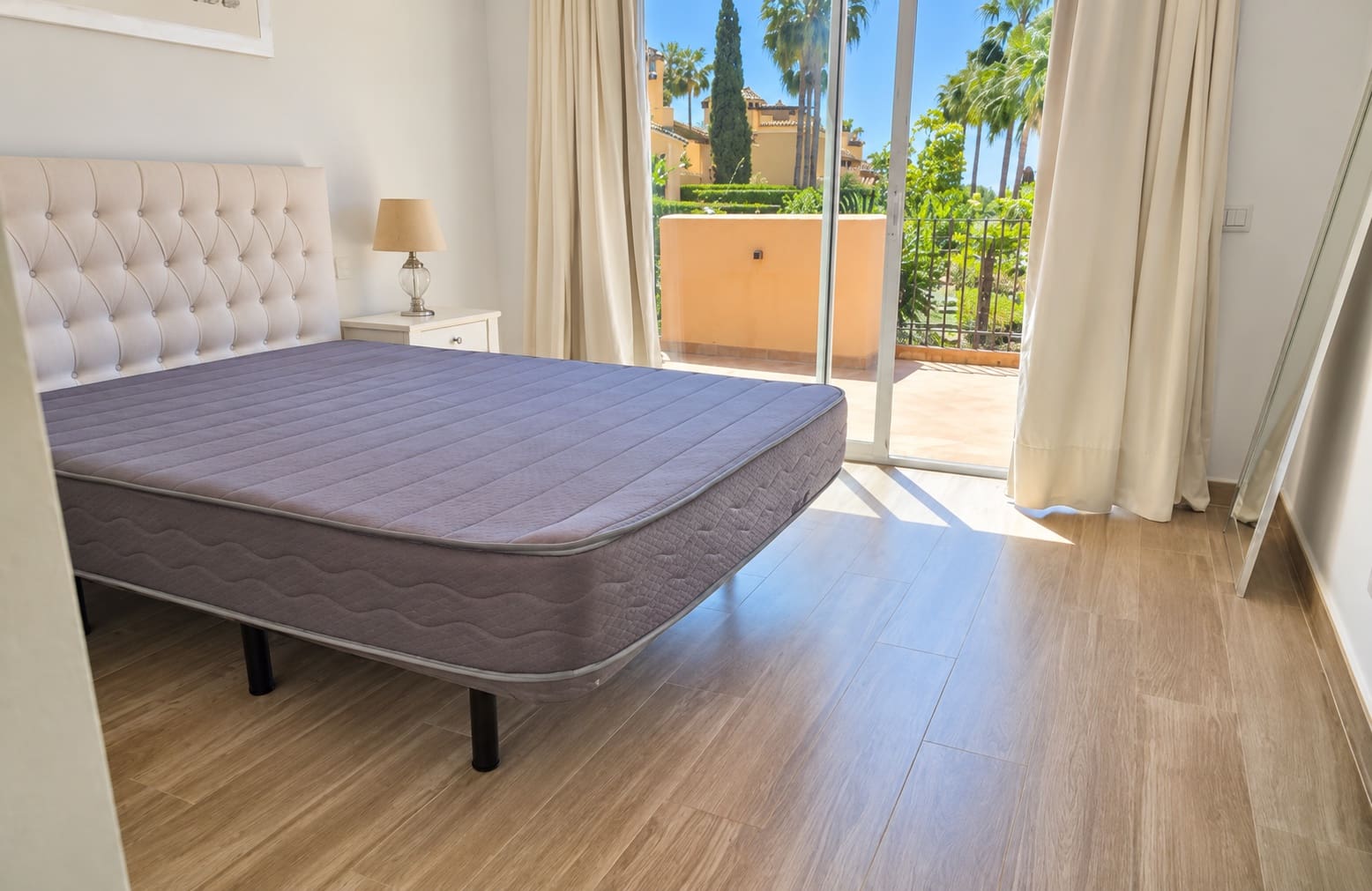 Villa/Maison Semi-Mitoyenne de 4 chambres à louer à Benahavis avec piscine garage - 4 300 € (Ref: 8938351)