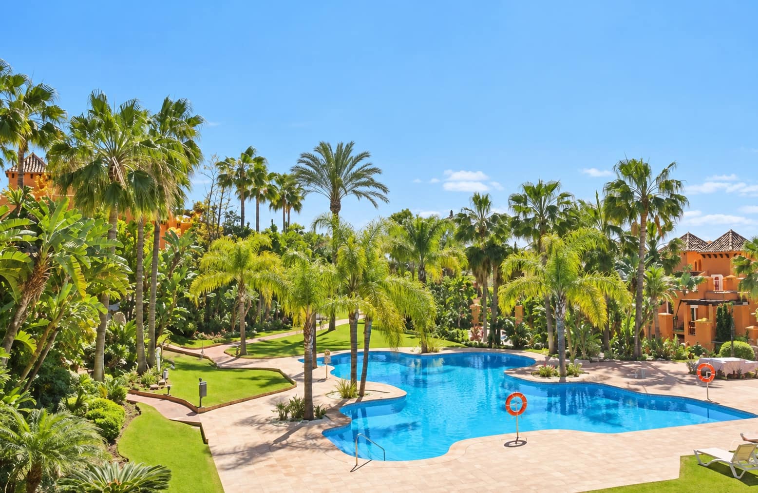 Villa/Maison Semi-Mitoyenne de 4 chambres à louer à Benahavis avec piscine garage - 4 300 € (Ref: 8938351)