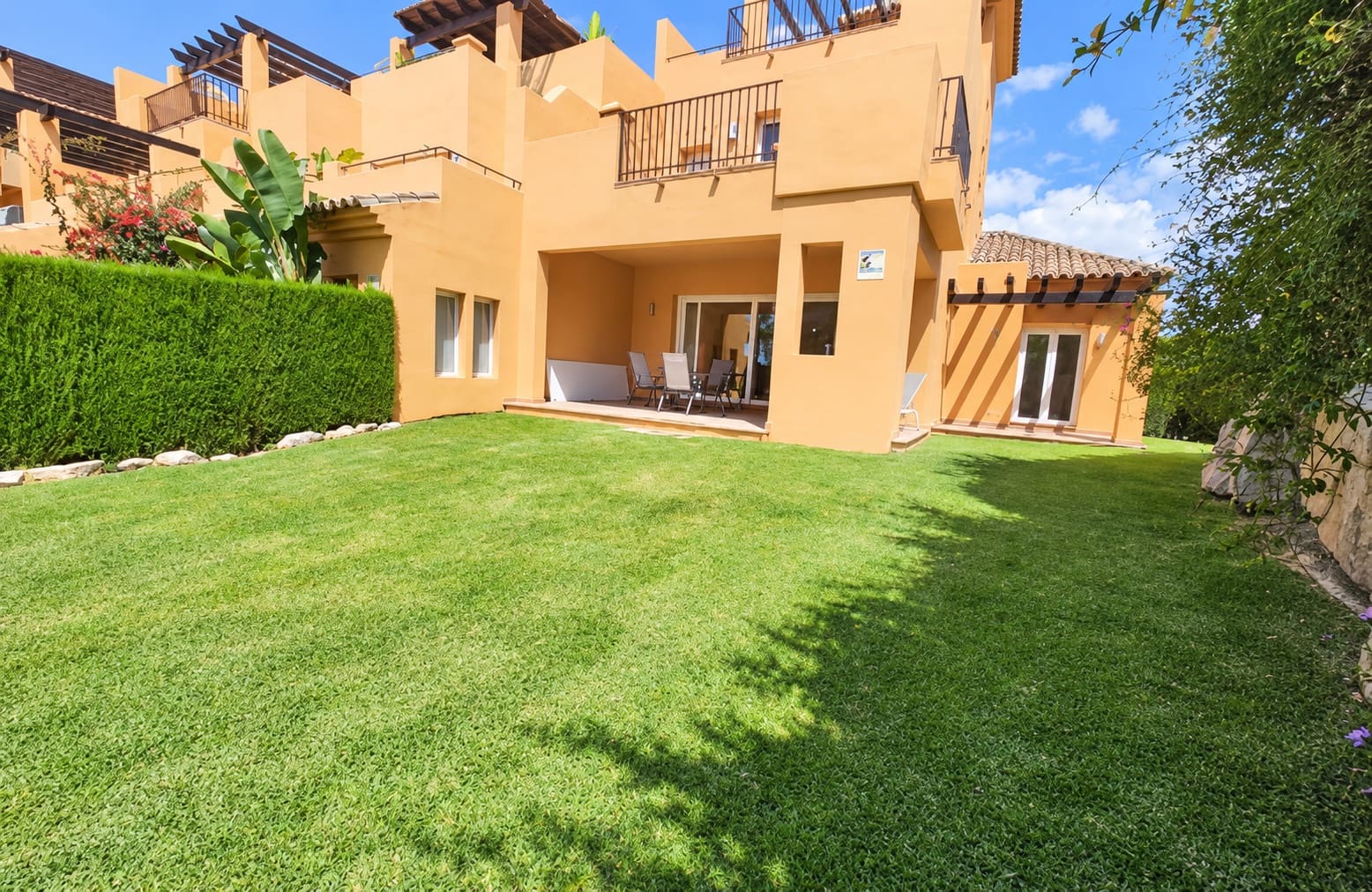 Villa/Maison Semi-Mitoyenne de 4 chambres à louer à Benahavis avec piscine garage - 4 300 € (Ref: 8938351)