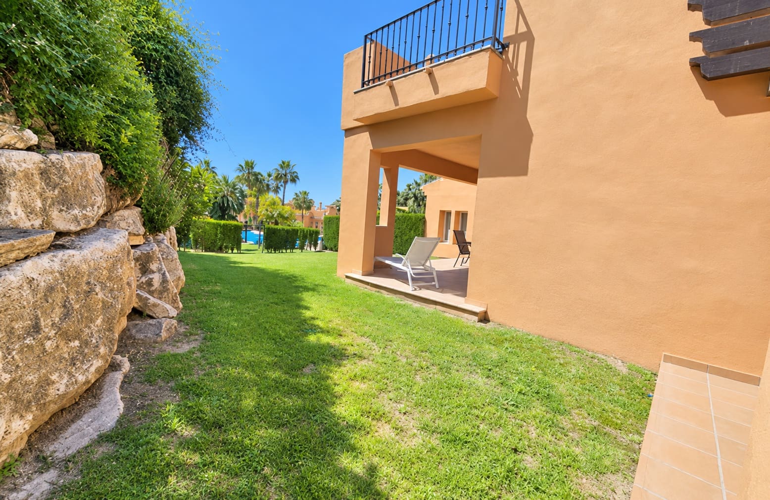 Villa/Maison Semi-Mitoyenne de 4 chambres à louer à Benahavis avec piscine garage - 4 300 € (Ref: 8938351)