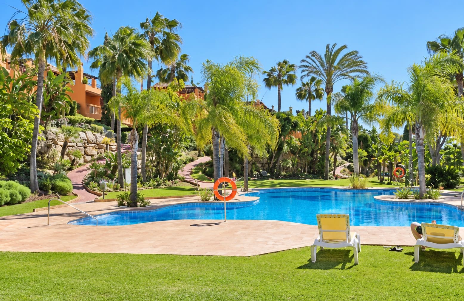 Villa/Maison Semi-Mitoyenne de 4 chambres à louer à Benahavis avec piscine garage - 4 300 € (Ref: 8938351)