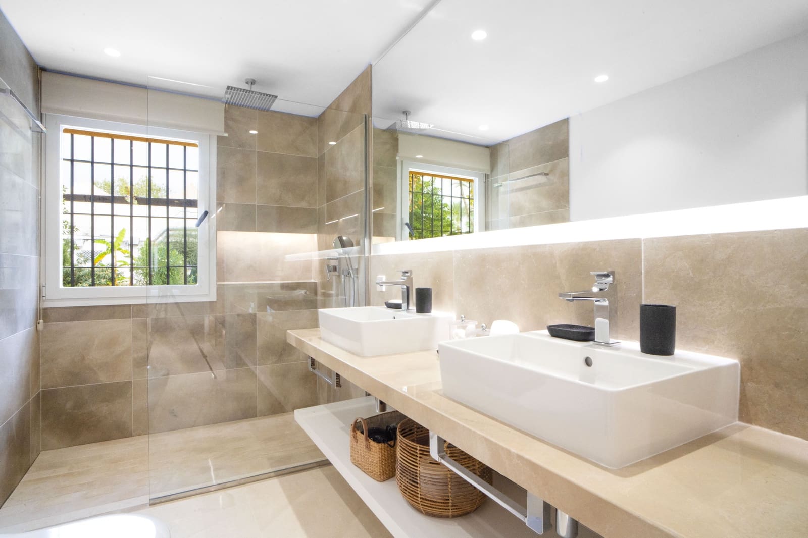 4 bedroom Semi-detached Villa for sale in Marbella with pool garage - € 2,600,000 (Ref: 8942563)