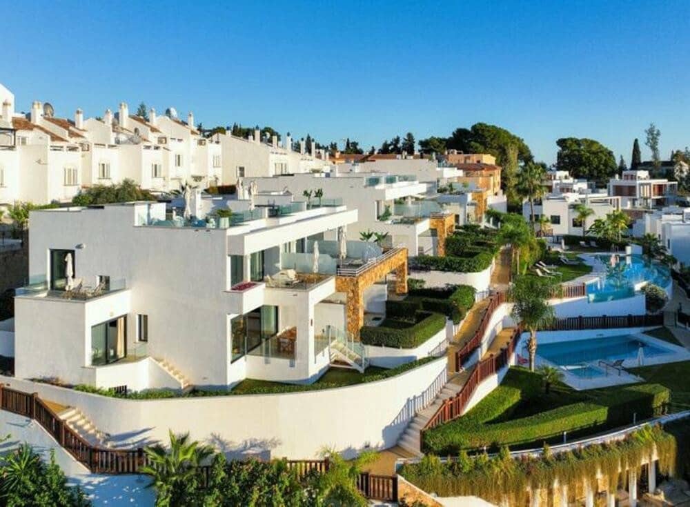 4 soveværelse Semi-Rækkehus til leje i Marbella med swimmingpool garage - € 6.000 (Ref: 8948450)