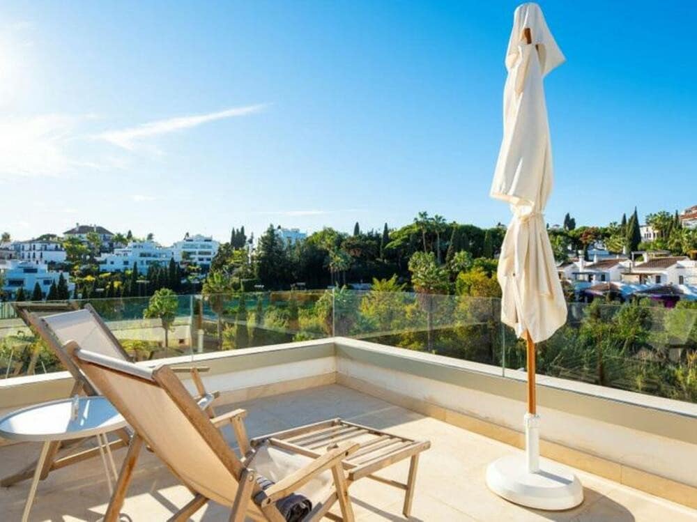 4 soveværelse Semi-Rækkehus til leje i Marbella med swimmingpool garage - € 6.000 (Ref: 8948450)