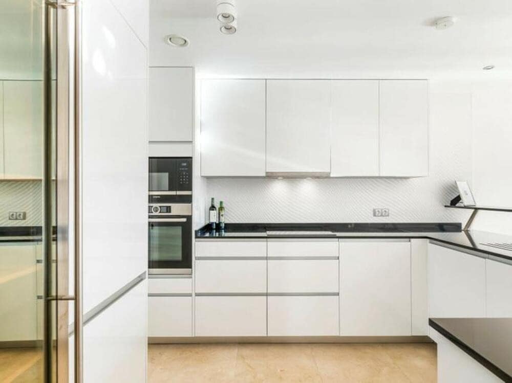 4 soveværelse Semi-Rækkehus til leje i Marbella med swimmingpool garage - € 6.000 (Ref: 8948450)