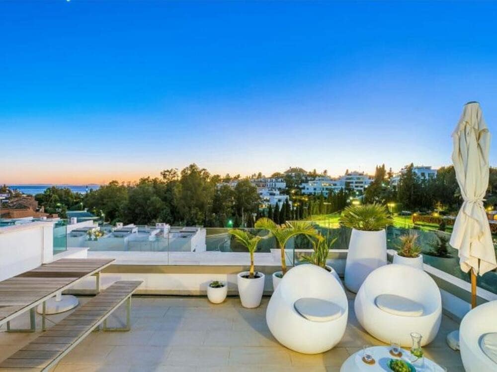 4 soveværelse Semi-Rækkehus til leje i Marbella med swimmingpool garage - € 6.000 (Ref: 8948450)