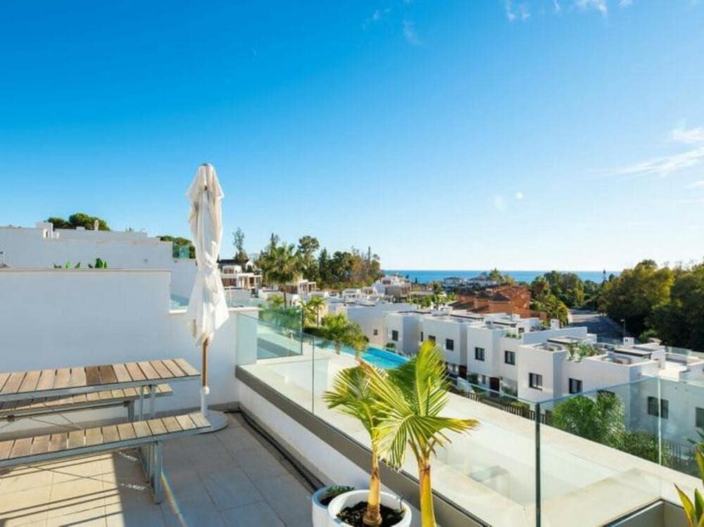 4 soveværelse Semi-Rækkehus til leje i Marbella med swimmingpool garage - € 6.000 (Ref: 8948450)