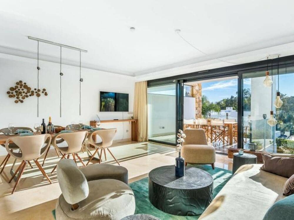 4 soveværelse Semi-Rækkehus til leje i Marbella med swimmingpool garage - € 6.000 (Ref: 8948450)