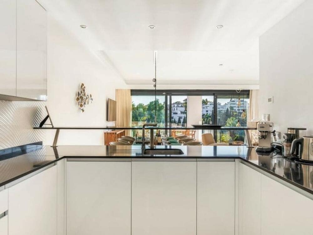 4 soveværelse Semi-Rækkehus til leje i Marbella med swimmingpool garage - € 6.000 (Ref: 8948450)