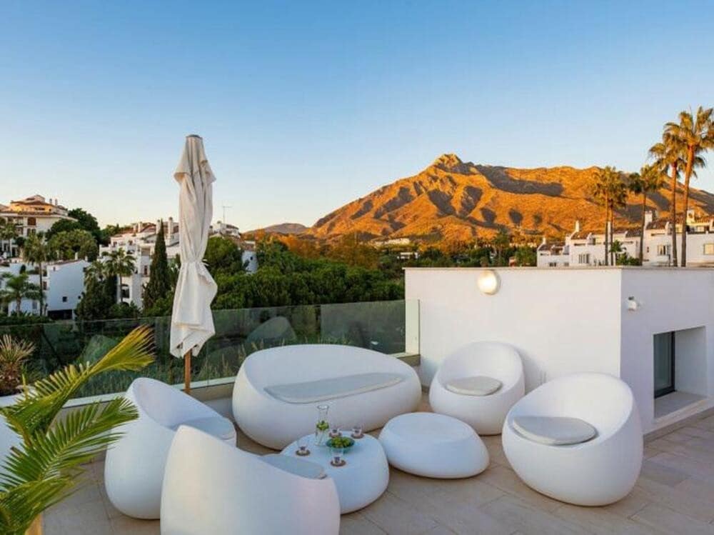 4 soveværelse Semi-Rækkehus til leje i Marbella med swimmingpool garage - € 6.000 (Ref: 8948450)