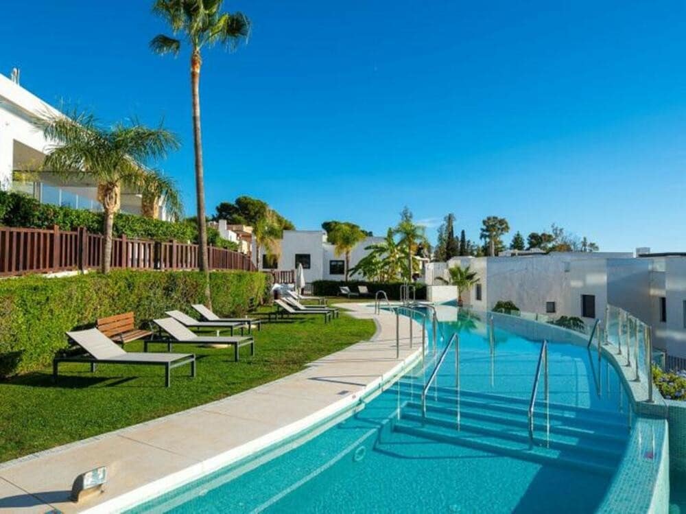 4 soveværelse Semi-Rækkehus til leje i Marbella med swimmingpool garage - € 6.000 (Ref: 8948450)