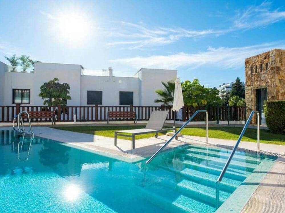 4 soveværelse Semi-Rækkehus til leje i Marbella med swimmingpool garage - € 6.000 (Ref: 8948450)