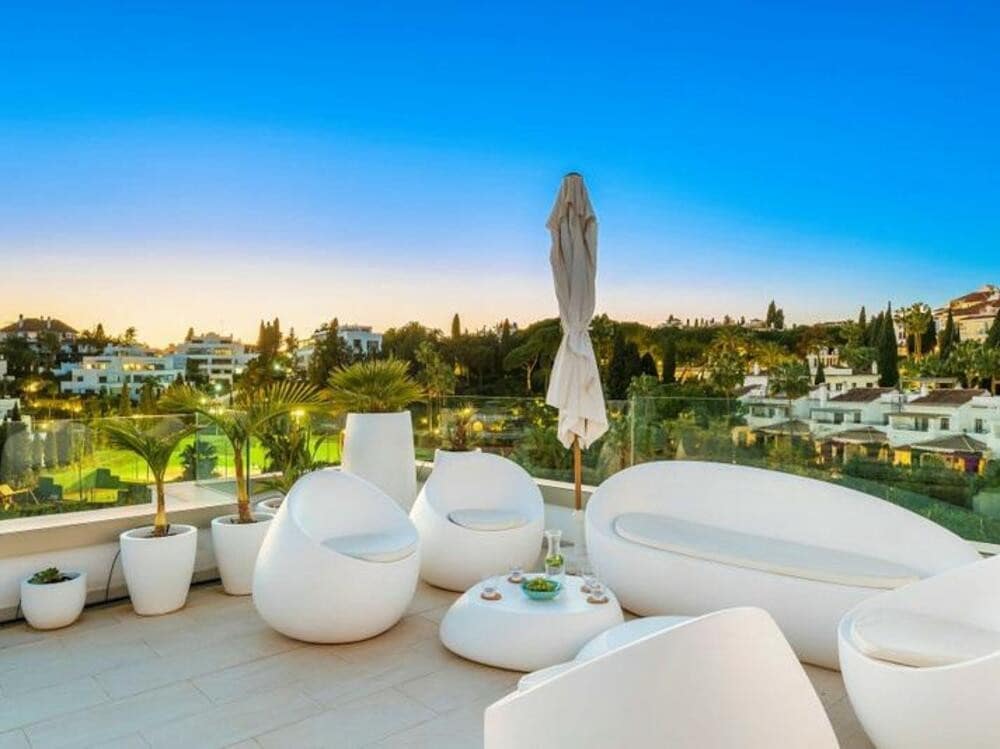 4 soveværelse Semi-Rækkehus til leje i Marbella med swimmingpool garage - € 6.000 (Ref: 8948450)