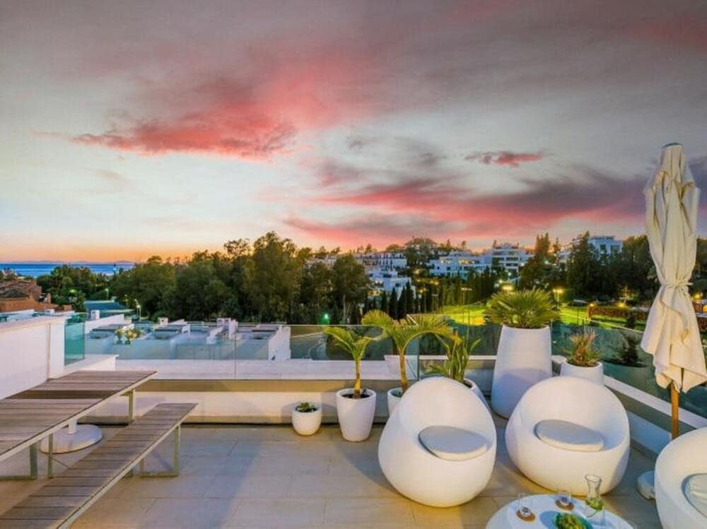 4 soveværelse Semi-Rækkehus til leje i Marbella med swimmingpool garage - € 6.000 (Ref: 8948450)