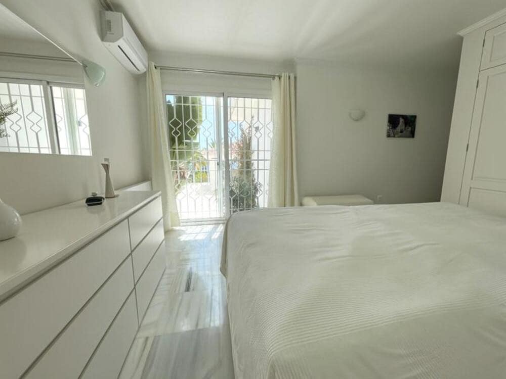 7 sypialnia Willa na sprzedaż w Estepona z basenem garażem - 1 575 000 € (Ref: 8948451)