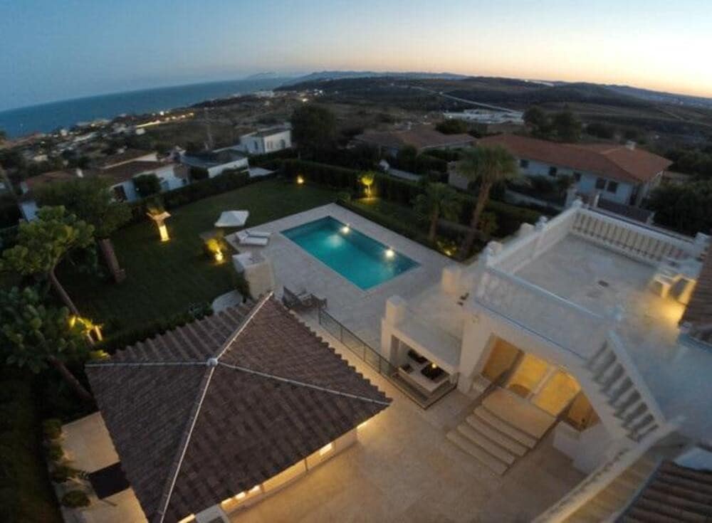 7 sypialnia Willa na sprzedaż w Estepona z basenem garażem - 1 575 000 € (Ref: 8948451)