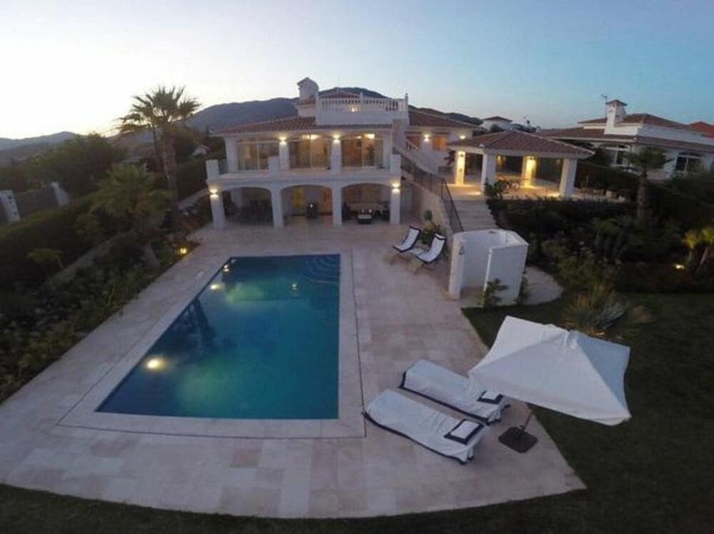 7 sypialnia Willa na sprzedaż w Estepona z basenem garażem - 1 575 000 € (Ref: 8948451)