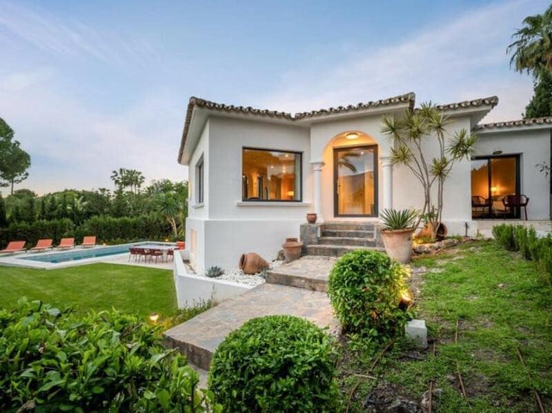 4 soveværelse Villa til salg i Nueva Andalucia med swimmingpool garage - € 3.100.000 (Ref: 8949999)