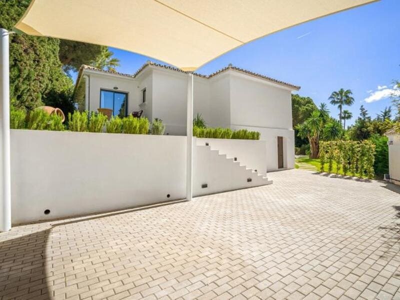 4 soveværelse Villa til salg i Nueva Andalucia med swimmingpool garage - € 3.100.000 (Ref: 8949999)