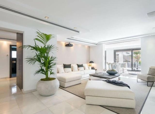 5 soveværelse Villa til leje i Las Brisas, Marbella med swimmingpool garage - € 16.000 (Ref: 8954008)