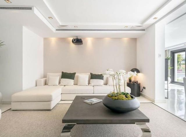 5 soveværelse Villa til leje i Las Brisas, Marbella med swimmingpool garage - € 16.000 (Ref: 8954008)