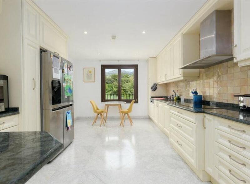 2 slaapkamer Appartement te huur in Golden Mile met zwembad garage - € 4.000 (Ref: 8954010)