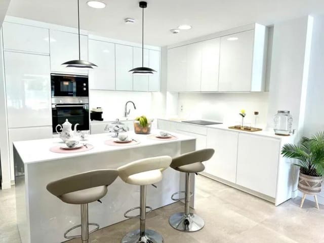 3 slaapkamer Halfvrijstaande villa te huur in El Chaparral, Mijas met zwembad garage - € 4.100 (Ref: 8956554)