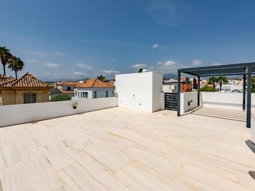 5 sypialnia Willa na sprzedaż w Nueva Andalucia z basenem garażem - 1 895 000 € (Ref: 8967927)