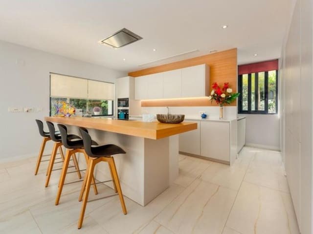 5 sovrum Villa till salu i Rodeo Alto - Guadaiza - La Campana, Marbella med pool garage - 1 895 000 € (Ref: 8967927)