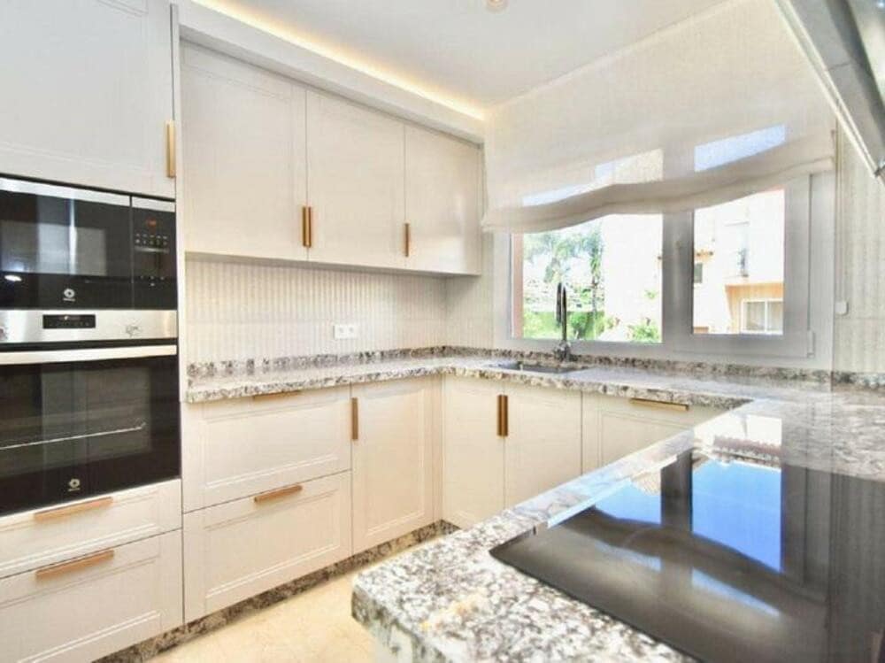 4 soveværelse Byhus til leje i Marbella med swimmingpool garage - € 3.800 (Ref: 8975635)