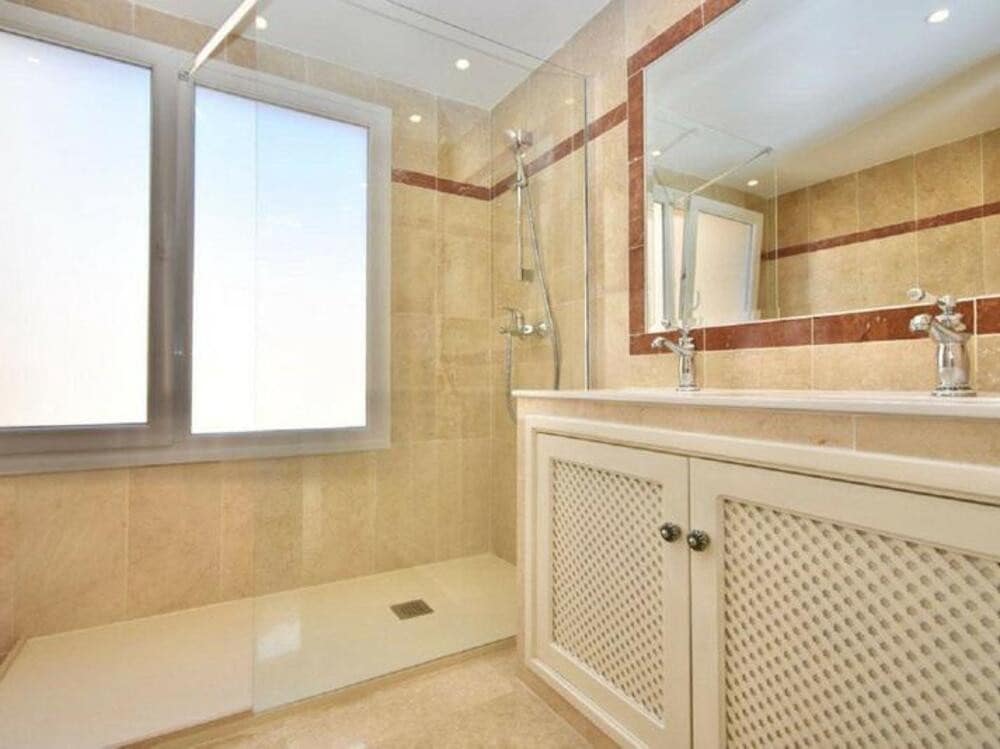 4 soveværelse Byhus til leje i Marbella med swimmingpool garage - € 3.800 (Ref: 8975635)