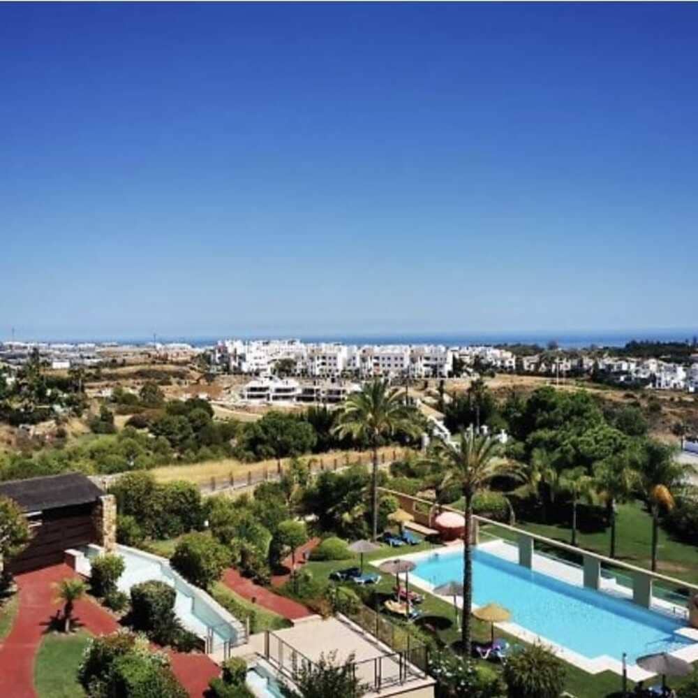 2 bedroom Apartment for rent in Estepona with pool garage - € 2,300 (Ref: 8978500)