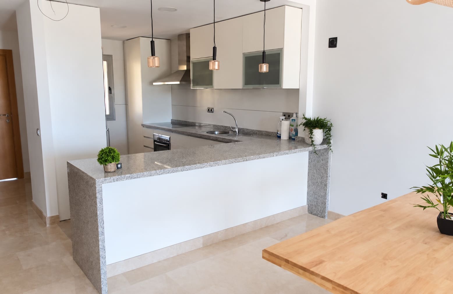 2 bedroom Apartment for rent in Estepona with pool garage - € 2,300 (Ref: 8978500)