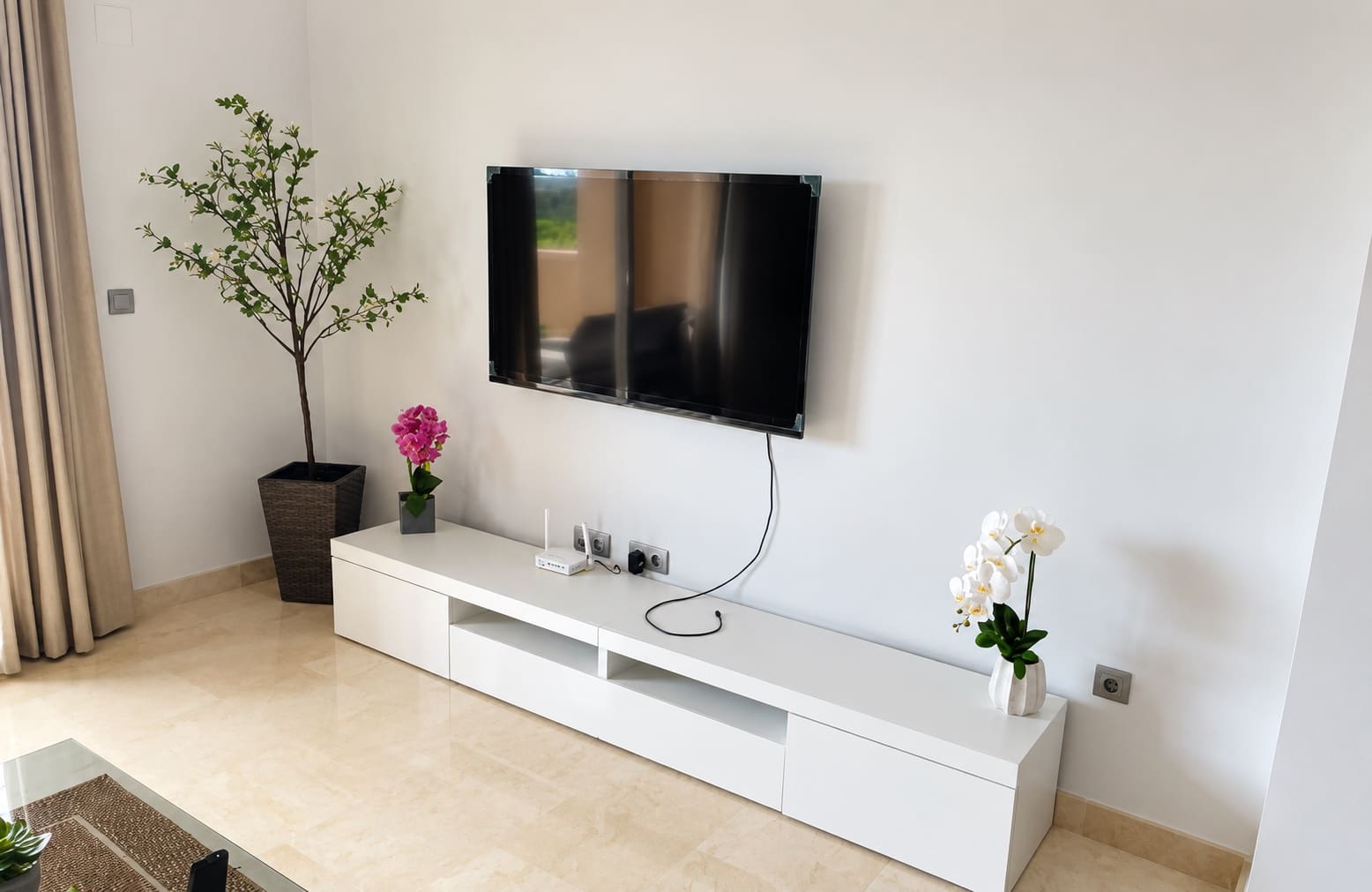 2 bedroom Apartment for rent in Estepona with pool garage - € 2,300 (Ref: 8978500)
