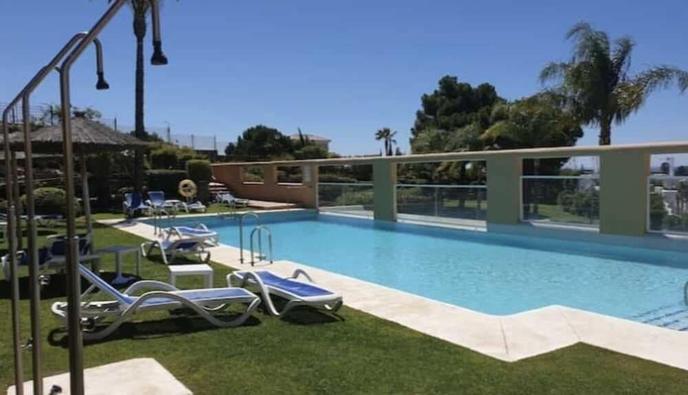 2 bedroom Apartment for rent in Estepona with pool garage - € 2,300 (Ref: 8978500)