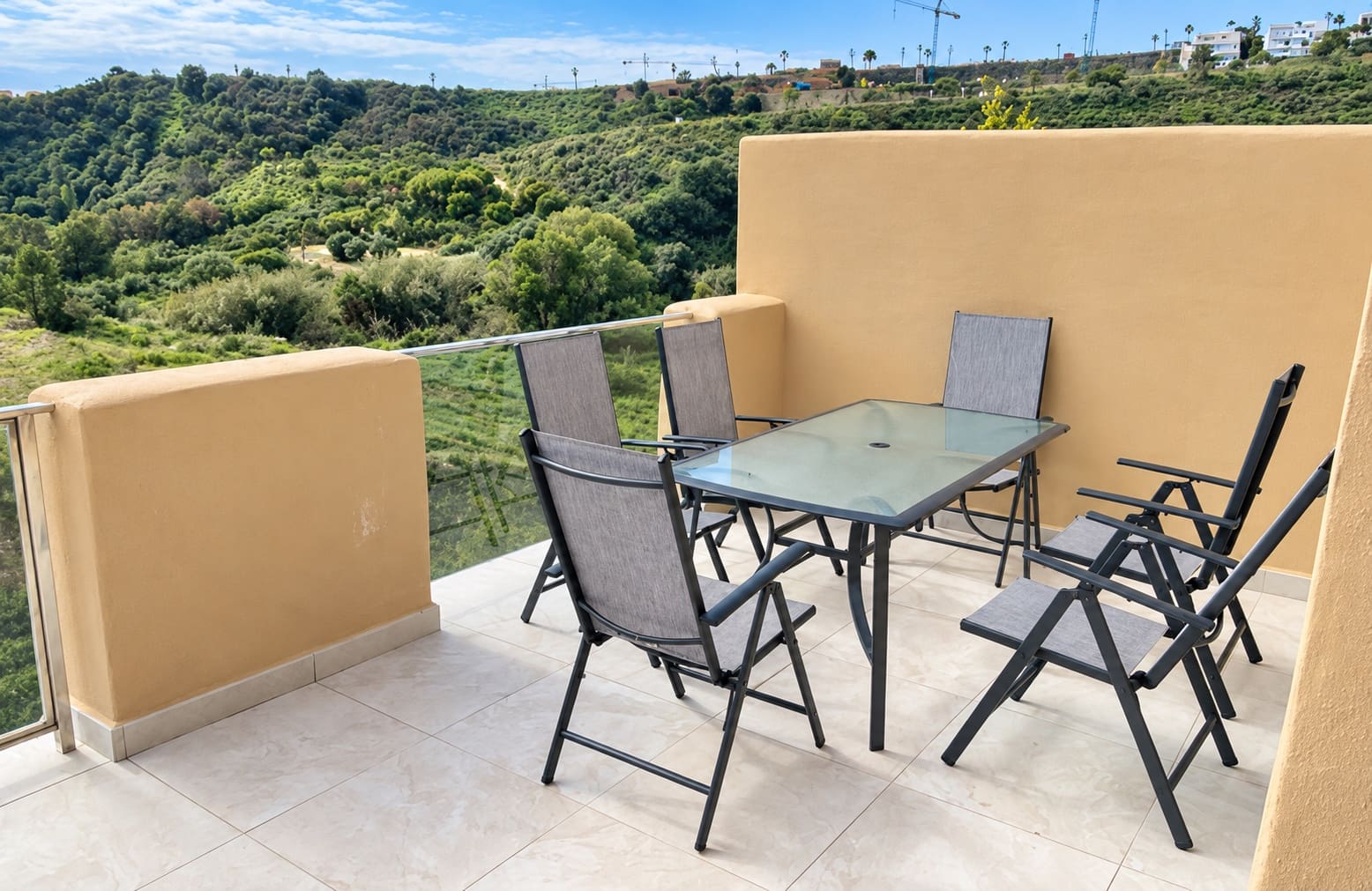 2 bedroom Apartment for rent in Estepona with pool garage - € 2,300 (Ref: 8978500)