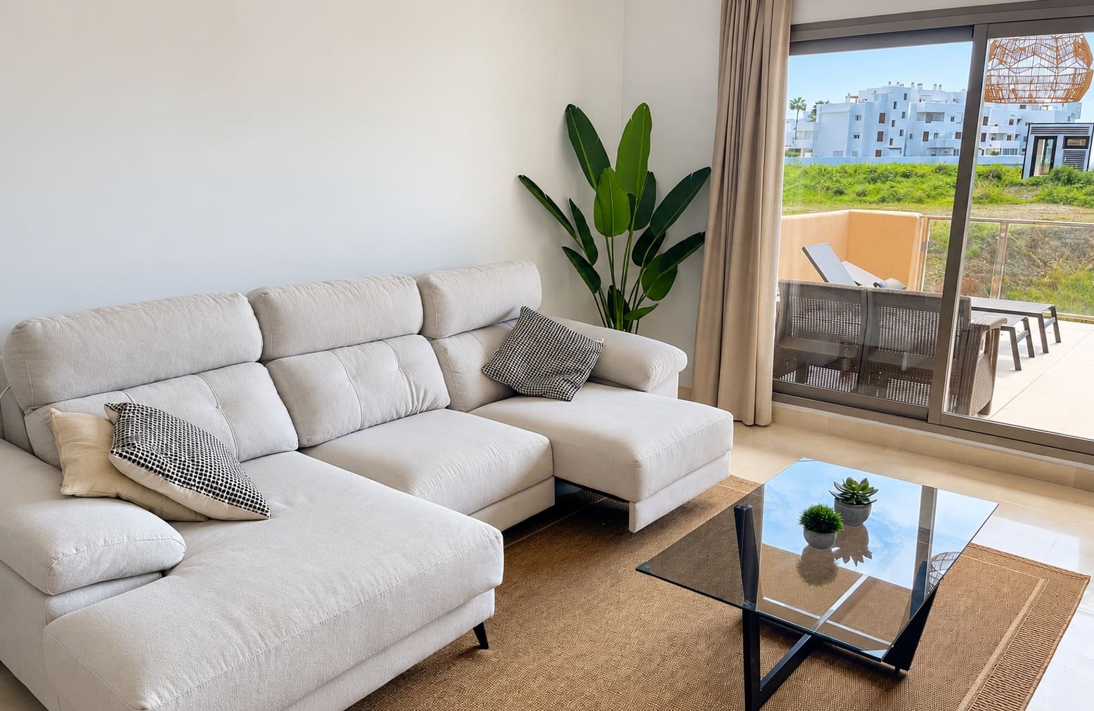 2 bedroom Apartment for rent in Estepona with pool garage - € 2,300 (Ref: 8978500)