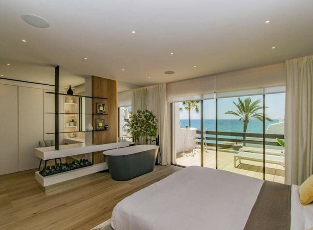 4 soveværelse Byhus til salg i Golden Mile med swimmingpool garage - € 5.460.000 (Ref: 8978501)