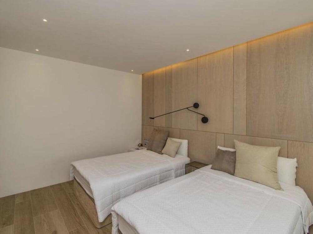 4 soveværelse Byhus til salg i Golden Mile med swimmingpool garage - € 5.460.000 (Ref: 8978501)