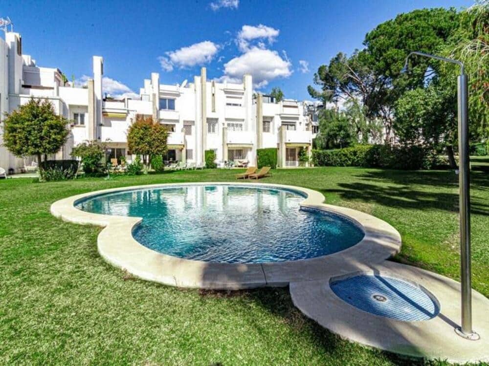 Maison de Ville de 3 chambres à louer à Nueva Andalucia avec piscine garage - 3 500 € (Ref: 8985402)