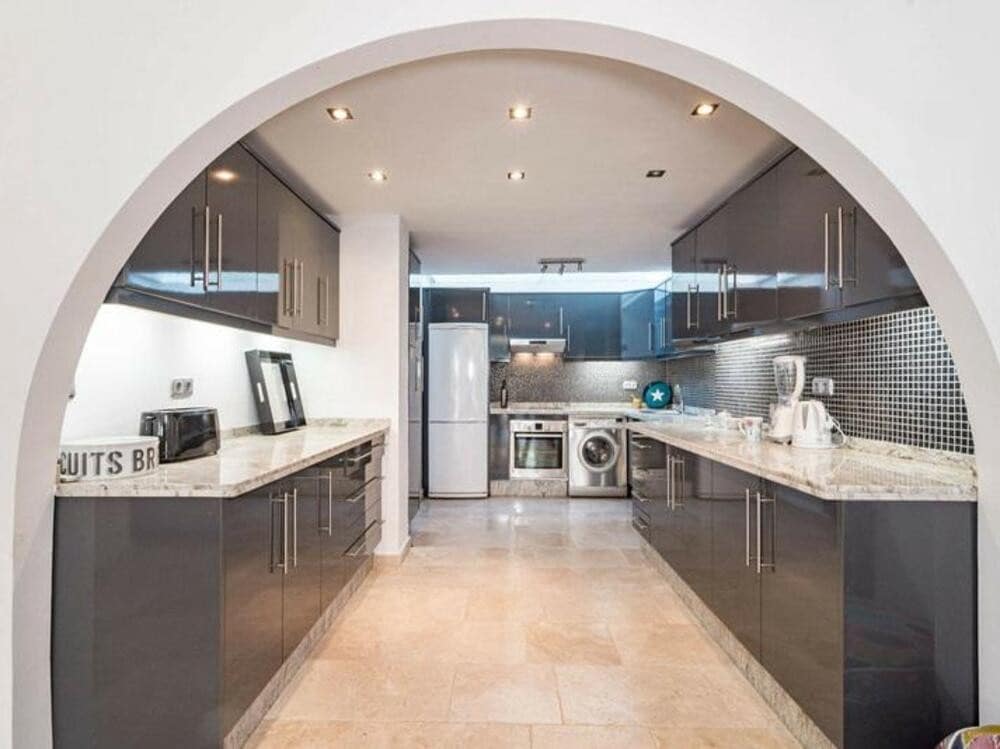 Maison de Ville de 3 chambres à louer à Nueva Andalucia avec piscine garage - 3 500 € (Ref: 8985402)