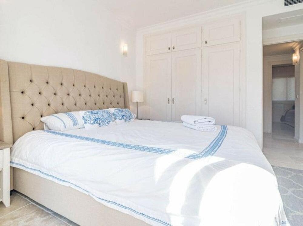 Maison de Ville de 3 chambres à louer à Nueva Andalucia avec piscine garage - 3 500 € (Ref: 8985402)