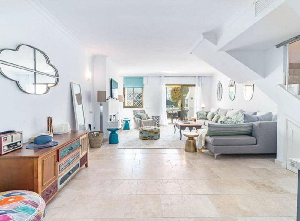 Maison de Ville de 3 chambres à louer à Nueva Andalucia avec piscine garage - 3 500 € (Ref: 8985402)