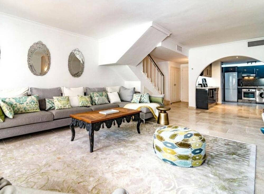 Maison de Ville de 3 chambres à louer à Nueva Andalucia avec piscine garage - 3 500 € (Ref: 8985402)