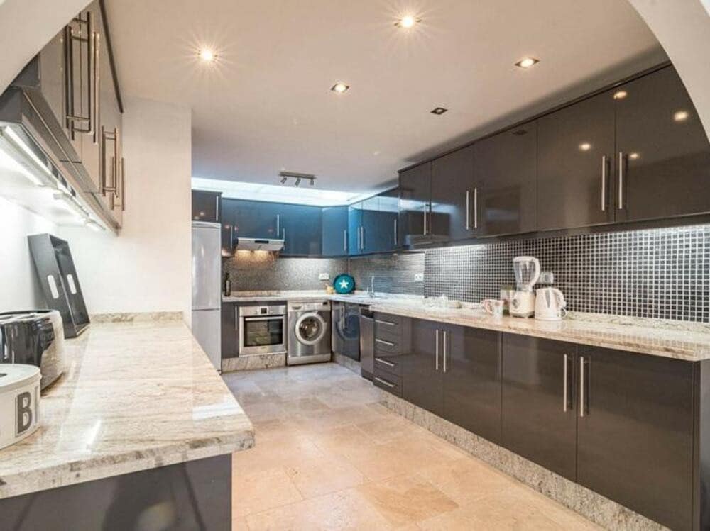 Maison de Ville de 3 chambres à louer à Nueva Andalucia avec piscine garage - 3 500 € (Ref: 8985402)