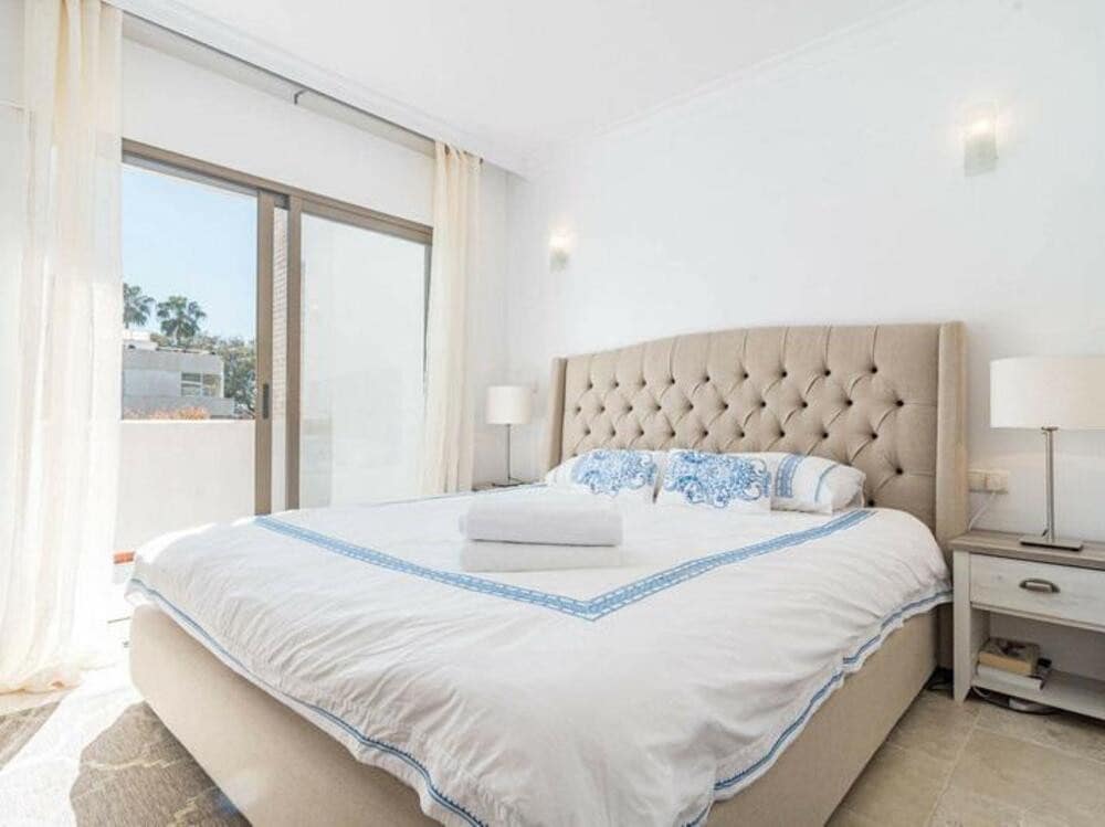 Maison de Ville de 3 chambres à louer à Nueva Andalucia avec piscine garage - 3 500 € (Ref: 8985402)